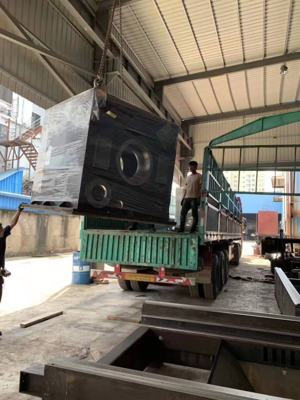 滿滿一車“大型自動化設備機架”發貨江蘇